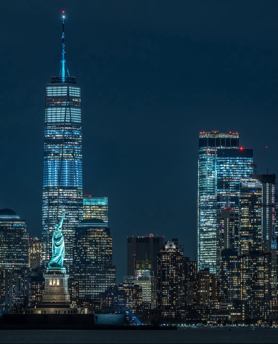 Paisagem urbana de Nova York iluminada à noite, em fotografia editorial