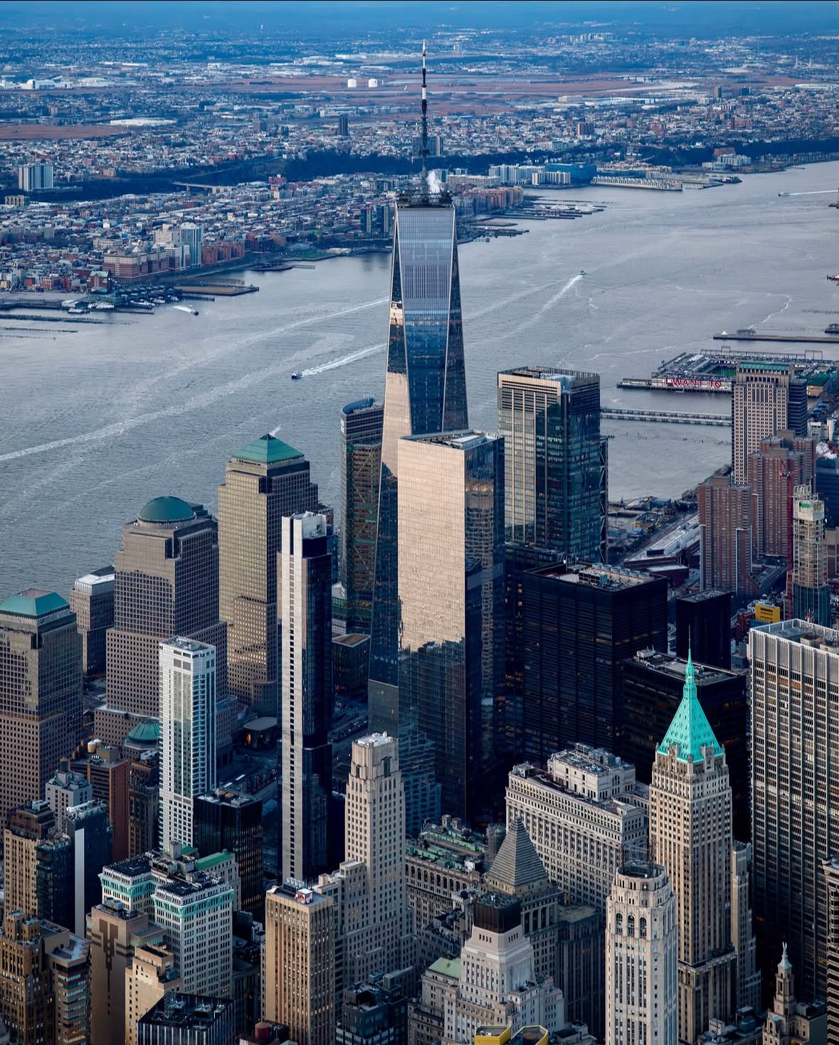 Vista aérea de edifícios e vias aquáticas em Nova York, fotografia editorial